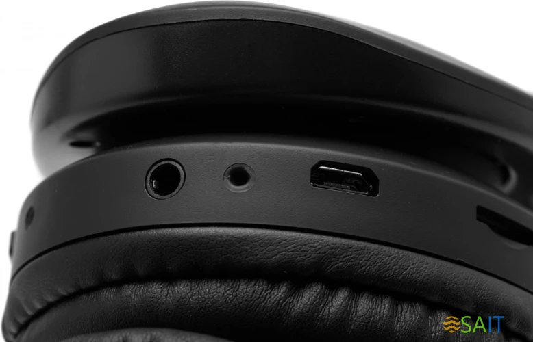 Гарнитура накладные Digma BT-17 черный беспроводные bluetooth оголовье (BT17B)