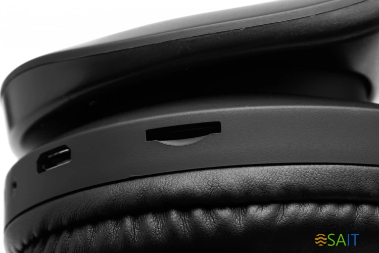 Гарнитура накладные Digma BT-17 черный беспроводные bluetooth оголовье (BT17B)