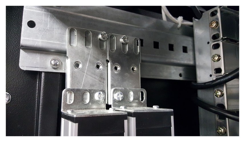 Блок распределения питания Rem R-32-16S-8C19-A-AM-1420-K верт.размещ. 16xSchuko 8xC19 базовые 32A клеммная колодка