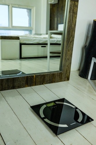 Весы напольные электронные Starwind SSP6051 макс.180кг черный