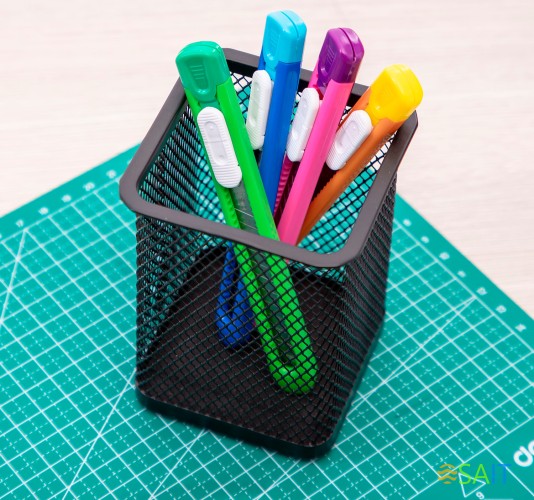 Нож канцелярский Deli E2054 шир.лез.9мм фиксатор ассорти