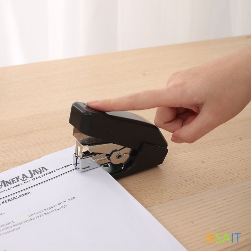 Степлер Deli E0466BLCK Pro 24/6 26/6 (30листов) черный 50скоб закрытый