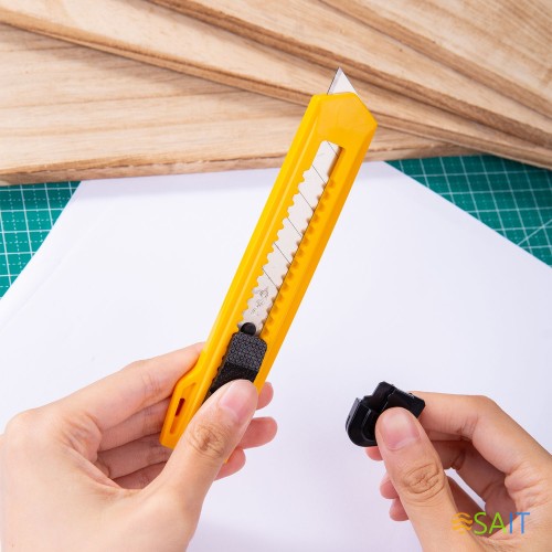 Нож канцелярский Deli E2001 шир.лез.18мм сталь ассорти пакет с европод.