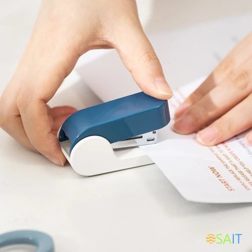 Степлер мини Deli EK203-BL EK203 24/6 26/6 (15листов) встроенный антистеплер синий 15скоб металл/пластик коробка