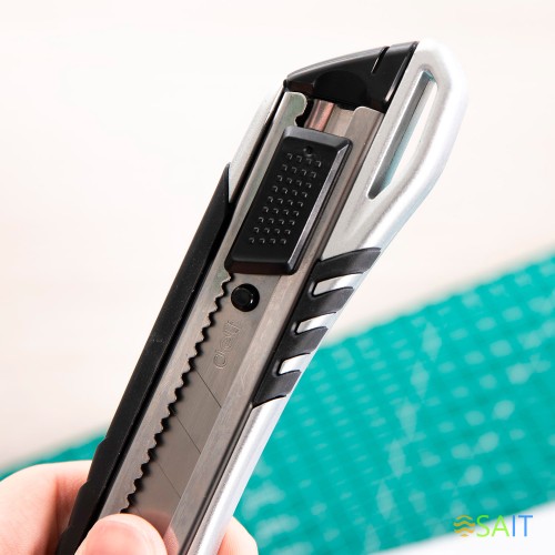 Нож канцелярский Deli E2057 шир.лез.18мм сталь серый/черный блистер