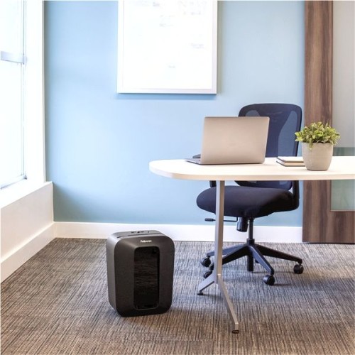 Шредер Fellowes PowerShred LX50 черный (секр.P-4) фрагменты 9лист. 17лтр. скрепки скобы пл.карты