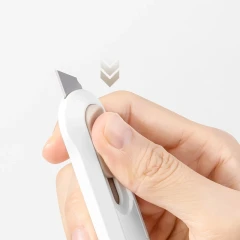 Нож канцелярский Deli NS065White шир.лез.12мм выдвижное лезвие пластик белый блистер