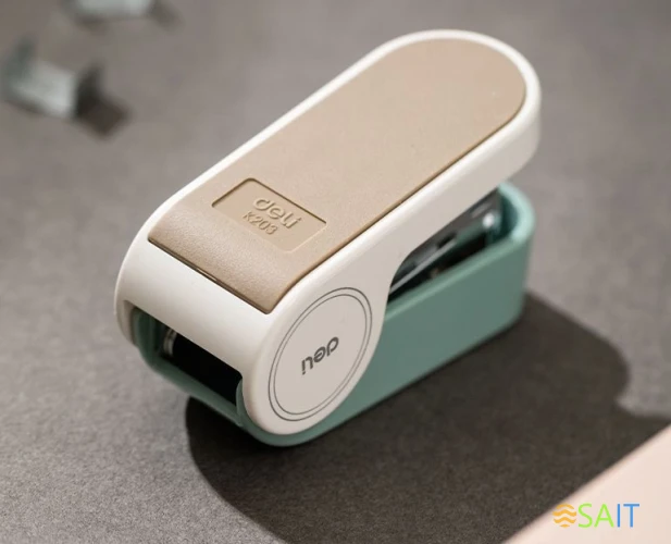 Степлер мини Deli EK203-GR EK203 24/6 26/6 (15листов) встроенный антистеплер зеленый 15скоб металл/пластик коробка