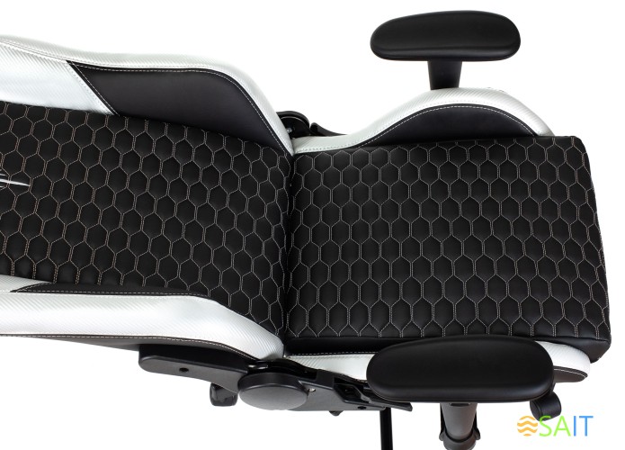 Кресло игровое Knight Neon черный/серебряный соты эко.кожа с подголов. крестов. металл