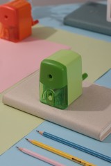 Точилка для карандашей механическая Deli E0635 1 отверстие пластик коробка