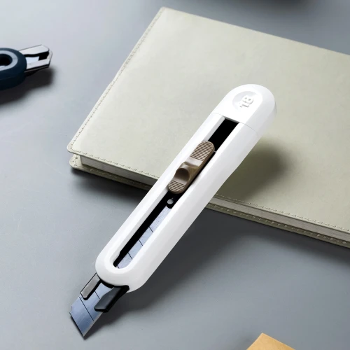 Нож канцелярский Deli ENS062-WHITE Nusign шир.лез.18мм выдвижное лезвие фиксатор 8 сменных лезвий металл/пластик белый