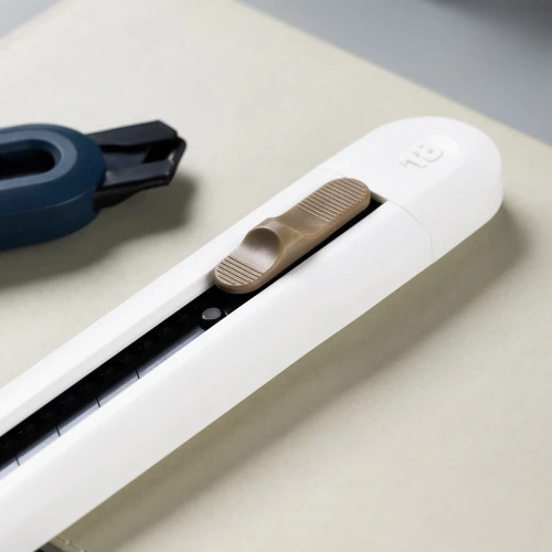 Нож канцелярский Deli ENS062-WHITE Nusign шир.лез.18мм выдвижное лезвие фиксатор 8 сменных лезвий металл/пластик белый