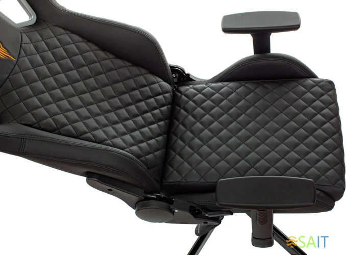 Кресло игровое Knight Outrider черный ромбик эко.кожа с подголов. крестов. металл