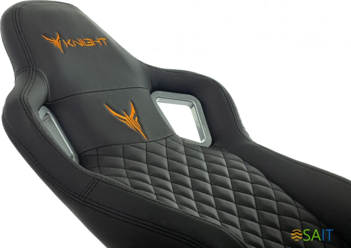 Кресло игровое Knight Outrider черный ромбик эко.кожа с подголов. крестов. металл
