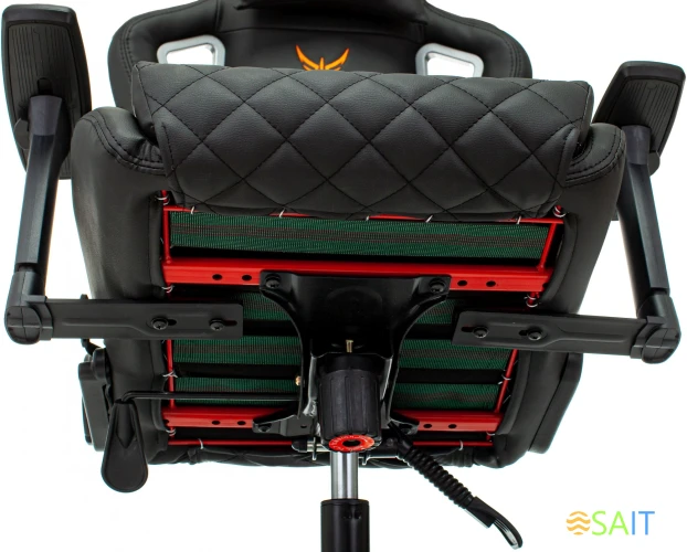 Кресло игровое Knight Outrider черный ромбик эко.кожа с подголов. крестов. металл