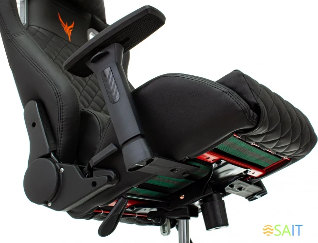 Кресло игровое Knight Outrider черный ромбик эко.кожа с подголов. крестов. металл