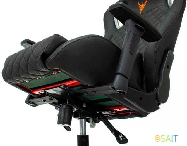 Кресло игровое Knight Outrider черный ромбик эко.кожа с подголов. крестов. металл