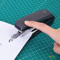 Степлер настольный Deli E0464BLACK Exceed 24/6 26/6 (25листов) черный 100скоб металл/пластик закрытый/открытый коробка