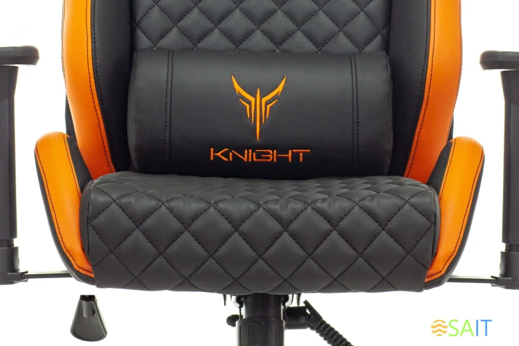 Кресло игровое Knight Outrider черный/оранжевый ромбик эко.кожа с подголов. крестов. металл