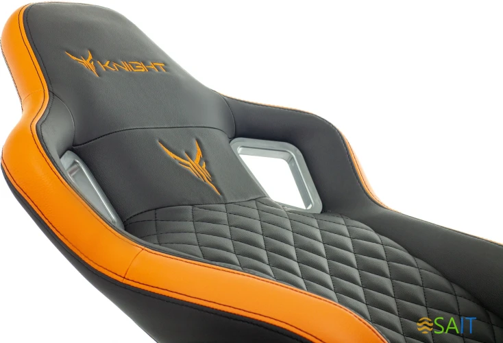 Кресло игровое Knight Outrider черный/оранжевый ромбик эко.кожа с подголов. крестов. металл